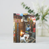 ユー日本のモア – パンツを下に引く犬 ポストカード (スタンド正面)