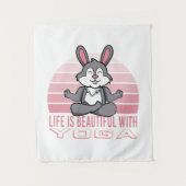 ヨガおもしろいをしている可愛いうさぎ。ヨガおもしろいポーズ タペストリー (正面)