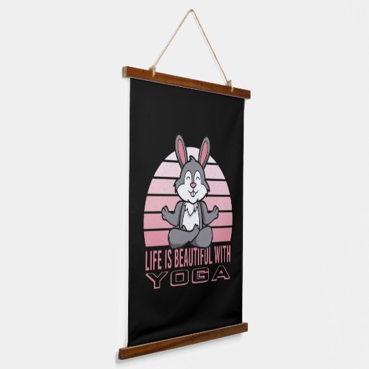 ヨガおもしろいをしている可愛いうさぎ。ヨガおもしろいポーズ 吊り下げ型タペストリー (傾斜あり)