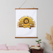 ヨガおもしろいをしている可愛いライオおもしろいン。 吊り下げ型タペストリー (寝室)