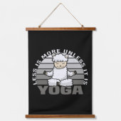 ヨガおもしろいをするかわいいラマ。ヨガおもしろいポーズ 吊り下げ型タペストリー (正面)