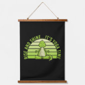 ヨガおもしろいをやってる可愛いワニ。ヨガおもしろい引用文 吊り下げ型タペストリー (正面)