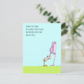 ヨガおもしろいユーモアポーズハガキ – 戻って見て! ポストカード (スタンド正面)