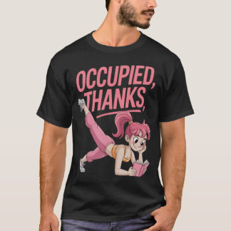 ヨガと読書で多忙な面白い女性 Tシャツ
