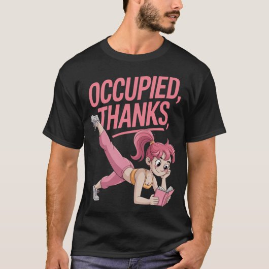 ヨガと読書で多忙な面白い女性 Tシャツ (正面)