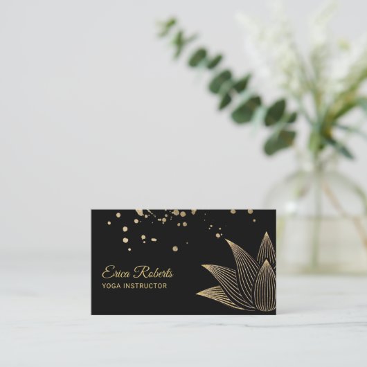 ヨガのインストラクターのモダンな金ゴールドのはすの花 名刺 (スタンド正面)