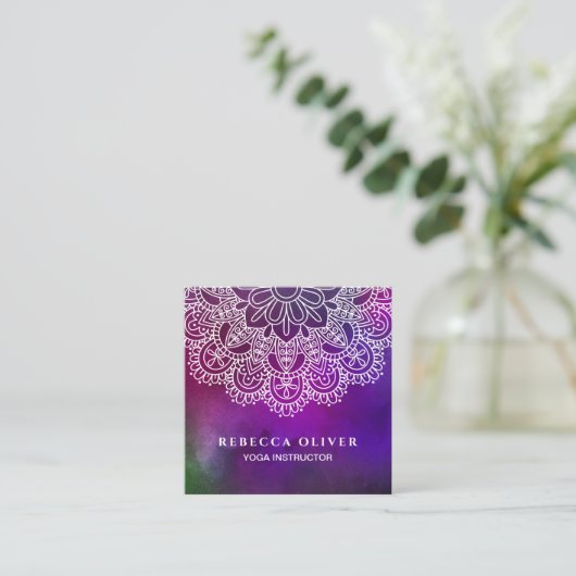 ヨガのインストラクターの紫色の水彩画の曼荼羅 スクエア名刺 (スタンド正面)