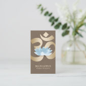 ヨガのインストラクターの青のはすの花の金ゴールドOmの記号 名刺 (スタンド正面)