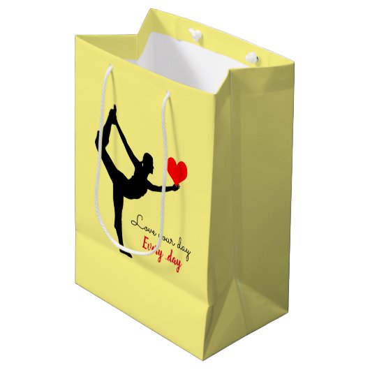 ヨガのハートと愛の日/ヨギニ  ミディアムペーパーバッグ (正面アングル)