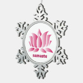 ヨガのピンクのはすナマステ スノーフレークピューターオーナメント (右)