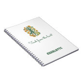 ヨガのポーズが渦巻くグリーンオレンジの名前スローガン レトロ ノートブック (右側)