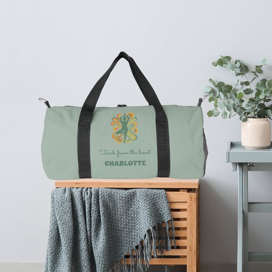 ヨガのポーズが緑とオレンジのスワールで囲まれた名前のスローガン レトロ ダッフルバッグ