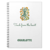 ヨガのポーズが緑とオレンジの名前スローガン レトロな雰囲気を醸し出す ノートブック (正面)