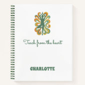 ヨガのポーズが緑とオレンジの名前スローガン レトロ ノートブック (正面)