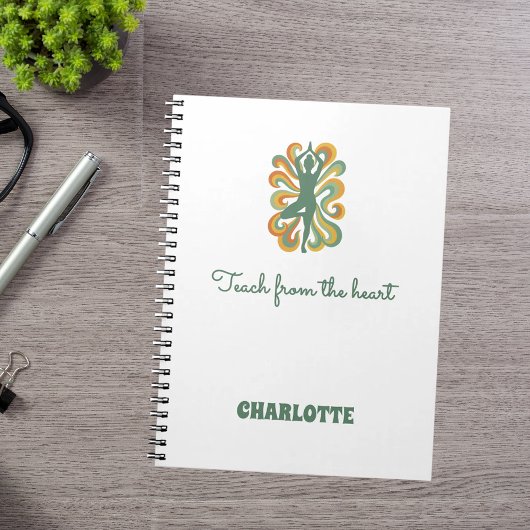 ヨガのポーズが緑とオレンジの名前スローガン レトロ ノートブック