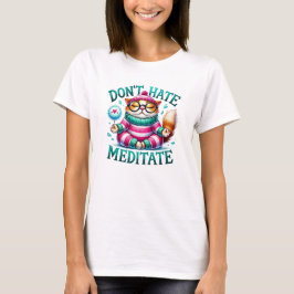 ヨガのポーズをする面白い猫 Tシャツ