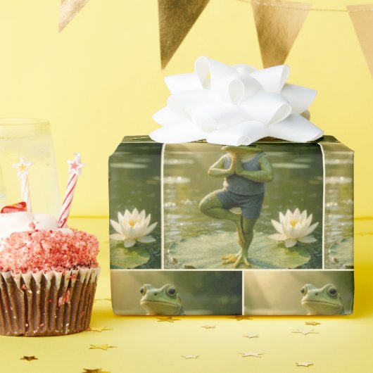 ヨガのポーズをとるカエルの誕生日 ラッピングペーパー (誕生日パーティー)