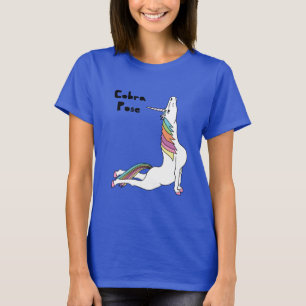 ヨガのユニコーンのコブラの姿勢 Tシャツ