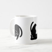 ヨガの仕事をさまざまにした可愛い黒猫。 コーヒーマグカップ (正面左)