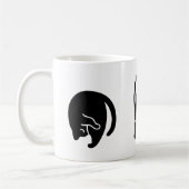 ヨガの仕事をさまざまにした可愛い黒猫。 コーヒーマグカップ (左)