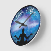 ヨガの宇宙 ラウンド壁時計 (傾斜)