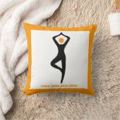 ヨガの木ポーズブラック、オレンジカスタム色 クッション (ブランケット)