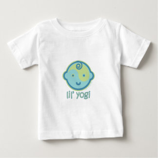 ヨガはベビーを話します: Lilのヨーガ行者 ベビーTシャツ