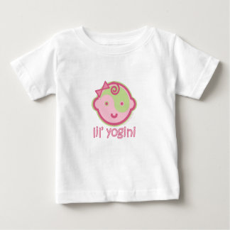 ヨガはベビーを話します: Lil Yoginiのティー ベビーTシャツ