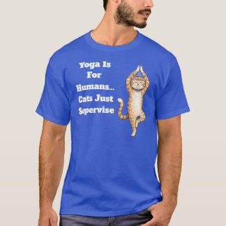 ヨガは人間用…猫はただ監督するだけ Tシャツ