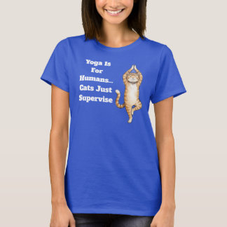 ヨガは人間用…猫は監督するだけ Tシャツ