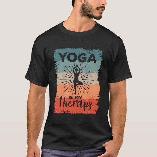 ヨガは私のセラピー瞑想 Tシャツ (正面)