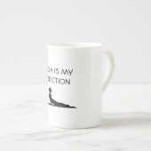 ヨガは私の中毒だ ボーンチャイナマグカップ (正面右)