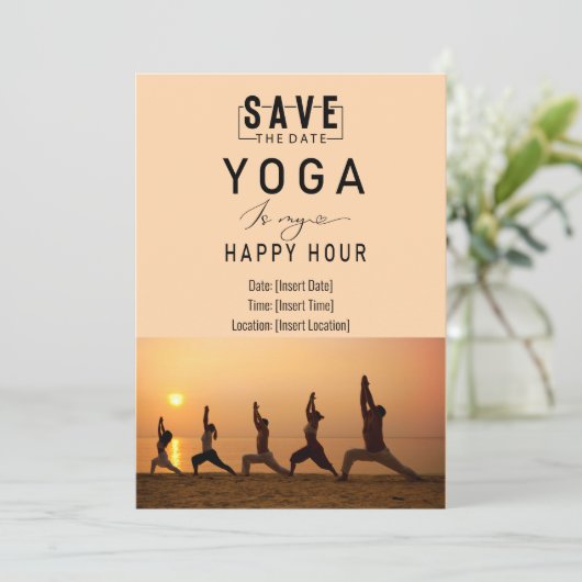 ヨガは私の幸せな時間である女性はヨガをポーズ 招待状 (スタンド正面)