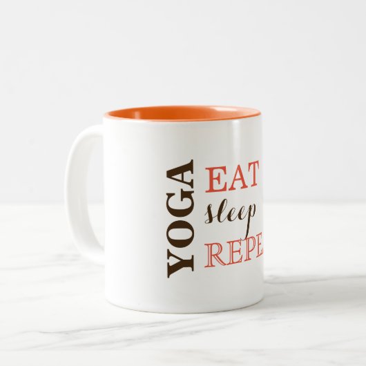 ヨガは、食べましたり、眠りましたり、繰り返します ツートーンマグカップ (正面左)