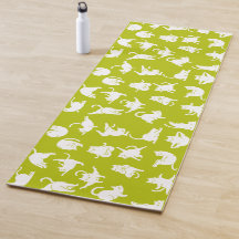 ヨガめい想の猫がヨガマットをポーズ