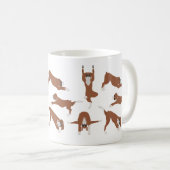ヨガをしているボクサー犬 コーヒーマグカップ (正面右)