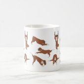 ヨガをしているボクサー犬 コーヒーマグカップ (中央)