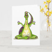 ヨガをしている漫画のイグアノドン恐竜。 カード (黄色い花)