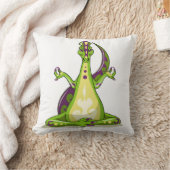 ヨガをしている漫画のイグアノドン恐竜。 クッション (ブランケット)