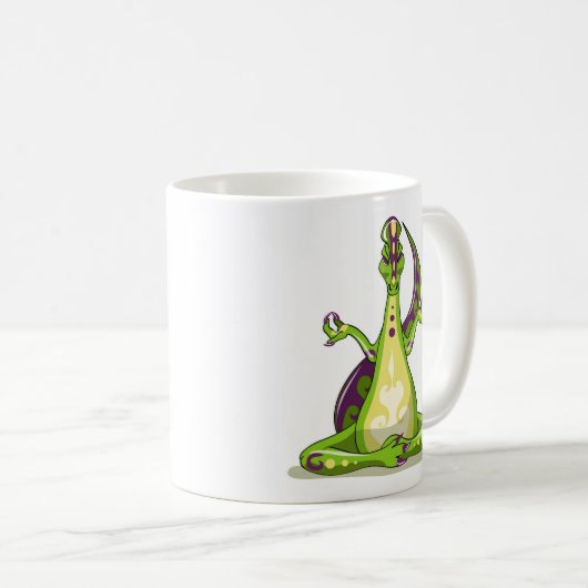 ヨガをしている漫画のイグアノドン恐竜。 コーヒーマグカップ (正面右)
