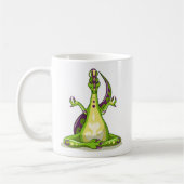 ヨガをしている漫画のイグアノドン恐竜。 コーヒーマグカップ (左)