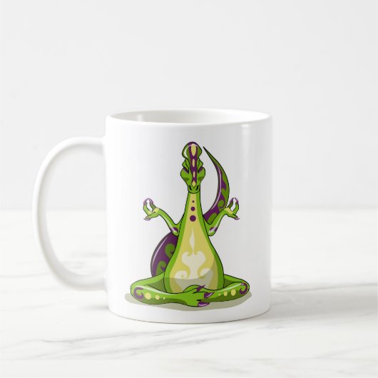 ヨガをしている漫画のイグアノドン恐竜。 コーヒーマグカップ (左)