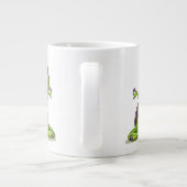 ヨガをしている漫画のイグアノドン恐竜。 ジャンボコーヒーマグカップ (裏面)