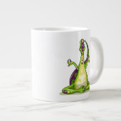 ヨガをしている漫画のイグアノドン恐竜。 ジャンボコーヒーマグカップ (正面右)