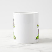 ヨガをしている漫画のイグアノドン恐竜。 ジャンボコーヒーマグカップ (正面)