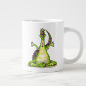 ヨガをしている漫画のイグアノドン恐竜。 ジャンボコーヒーマグカップ (右)
