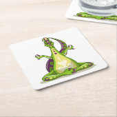 ヨガをしている漫画のイグアノドン恐竜。 スクエアペーパーコースター (アングル)