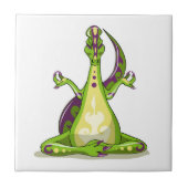 ヨガをしている漫画のイグアノドン恐竜。 タイル (正面)