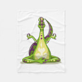 ヨガをしている漫画のイグアノドン恐竜。 フリースブランケット (正面)