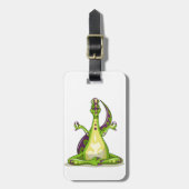 ヨガをしている漫画のイグアノドン恐竜。 ラゲッジタグ (正面縦)